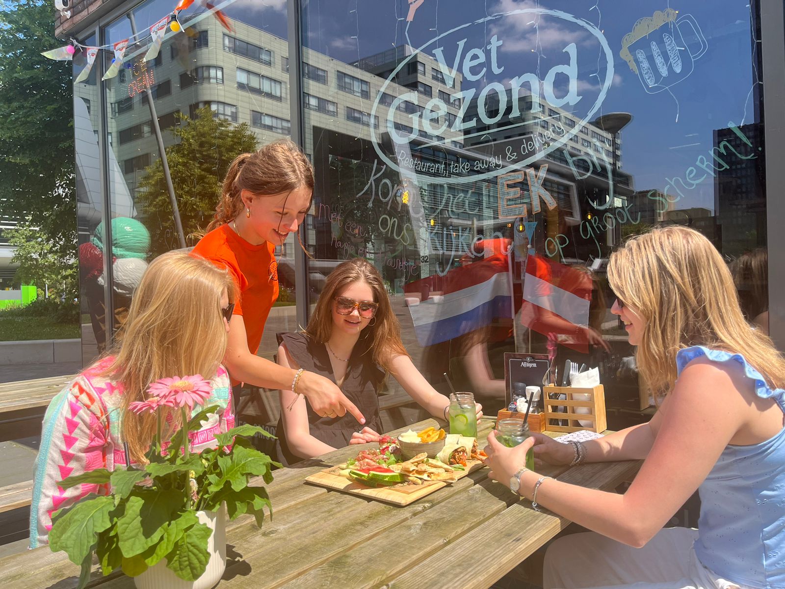 Examenkandidaten die geslaagd zijn voor hun examen komen bijeen in een warme zomer om het te vieren.